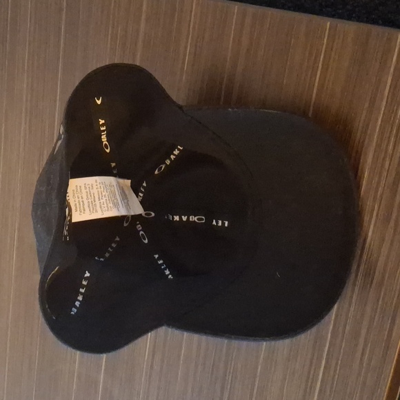 Oakley hat - Picture 2 of 4